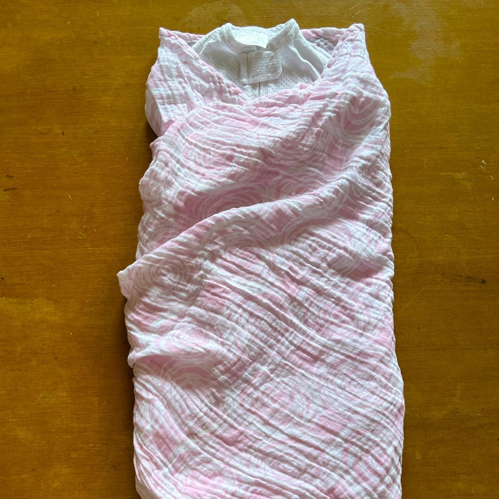 Woombie Air NB Newborn Swaddle with Muslin Blanket White/Pink